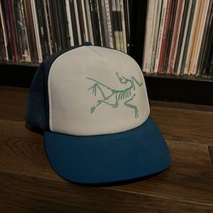 NWOT Arcteryx mesh trucker hat